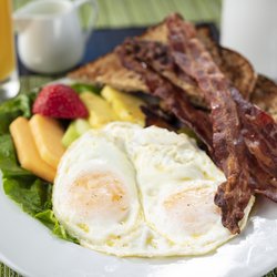 eggs with bacon and fruit